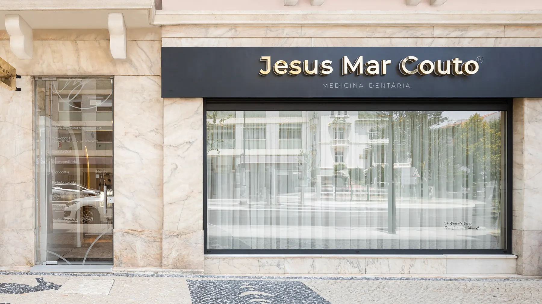 Fachada da clínica Jesus Mar Couto — Medicina Dentária, na Avenida Dr. Lourenço Peixinho, em Aveiro